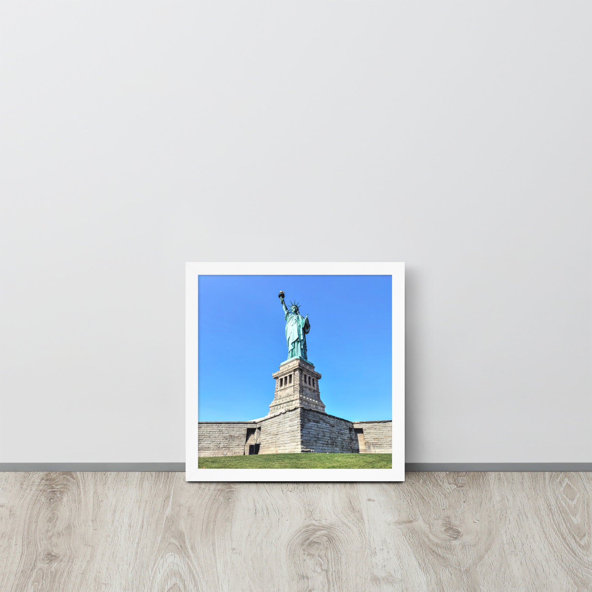 Statue of Liberty NY -- High Quality -- Framed on photo paper